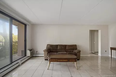 Living - 150 Overlook Ave #1P, Peekskill, NY 10566 photo 3 of 5