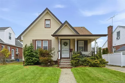 26 Haddon Rd, North Hempstead, NY 11040