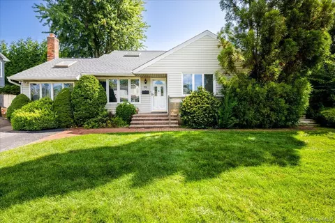 10 Seneca Dr, Massapequa, NY 11758