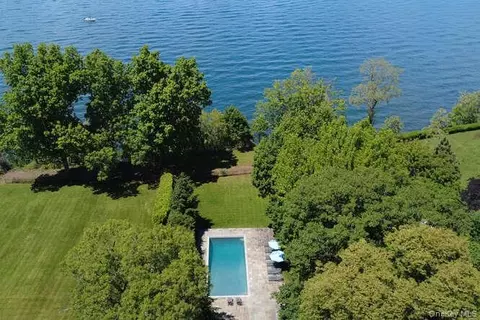 7 Cedar Ln, Glen Cove, NY 11542
