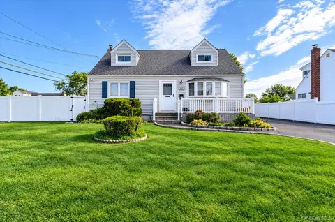 957 N Fulton Ave, Lindenhurst, NY 11757