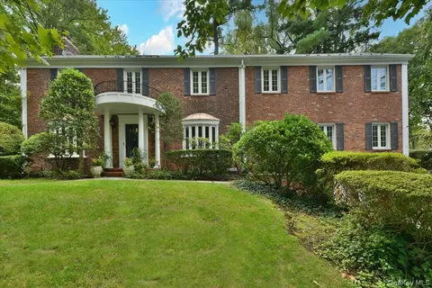 9 Dorset Rd, North Hempstead, NY 11020