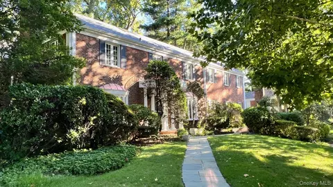 9 Dorset Rd, North Hempstead, NY 11020