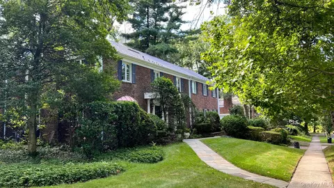 9 Dorset Rd, North Hempstead, NY 11020