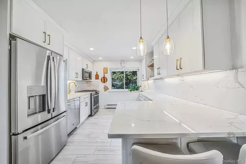105 Prime Ave #F4, Huntington, NY 11743