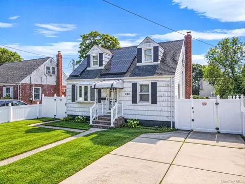 223 N Fulton Ave, Lindenhurst, NY 11757