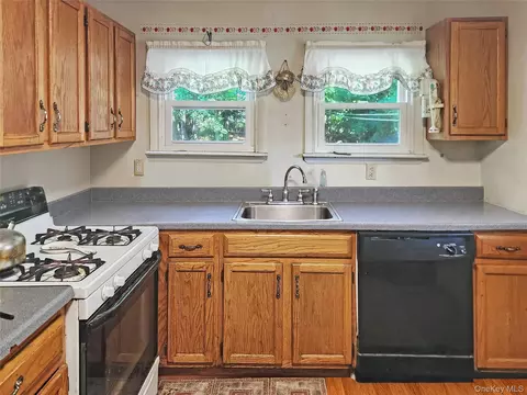 15 Grove St, Highland, NY 12528