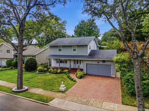 27 Driftwood Dr, North Hempstead, NY 11050