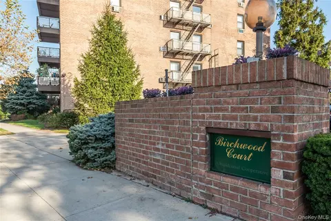 5 Birchwood Ct #2-0, North Hempstead, NY 11501