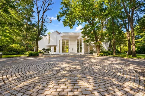 11 Surrey Ln, North Hempstead, NY 11568