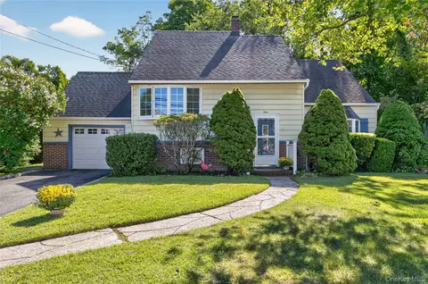 4 Oaktree Ln, Huntington Station, NY 11746