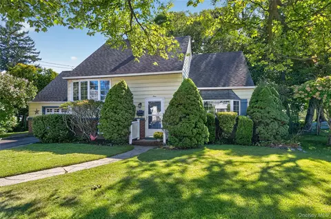 4 Oaktree Ln, Huntington Station, NY 11746
