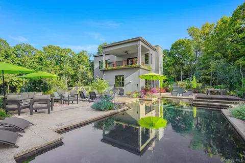Exterior - 215 Smith Rd, Poughkeepsie, NY 12603 photo 4 of 8