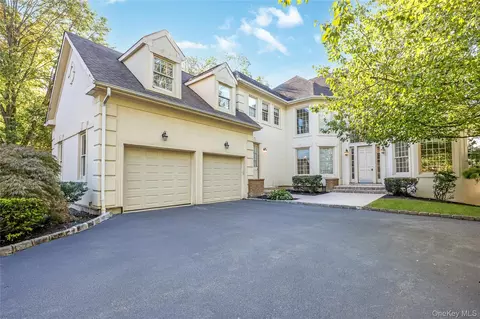 61 Charney Ct, North Hempstead, NY 11030