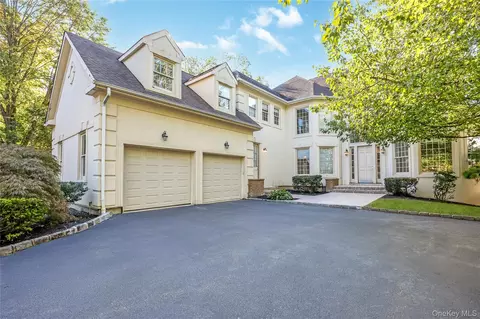61 Charney Ct, North Hempstead, NY 11030