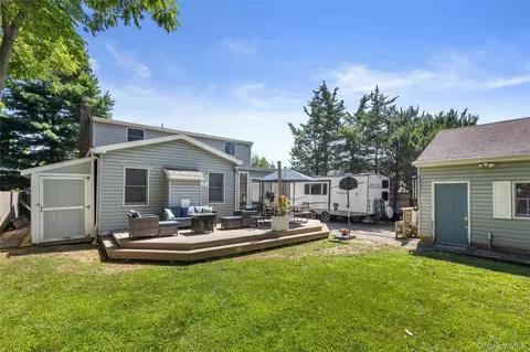 Exterior - 124 Smith Ave, Islip, NY 11751 photo 2 of 5