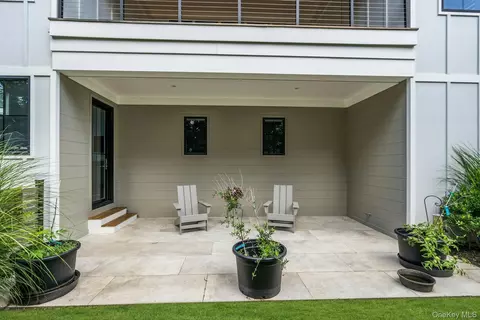 Exterior - 712 Hubbard Ave, Riverhead, NY 11901 photo 9 of 11