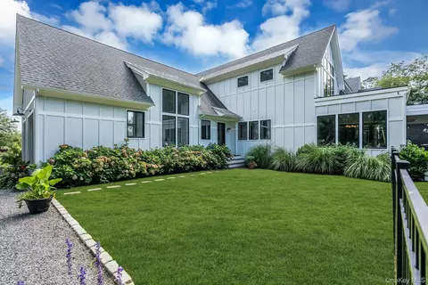 Exterior - 712 Hubbard Ave, Riverhead, NY 11901 photo 10 of 11