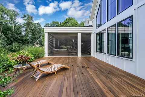 Exterior - 712 Hubbard Ave, Riverhead, NY 11901 photo 7 of 11
