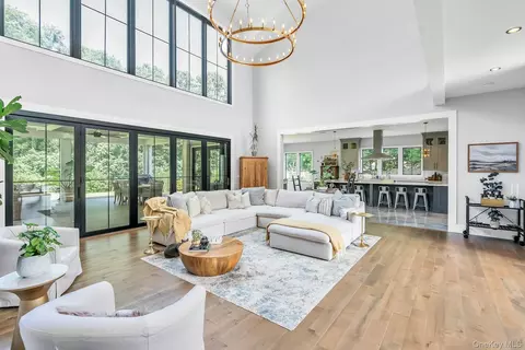 Living - 712 Hubbard Ave, Riverhead, NY 11901 photo 2 of 3