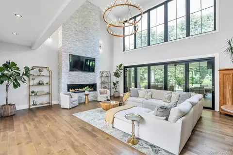 Living - 712 Hubbard Ave, Riverhead, NY 11901 photo 1 of 3