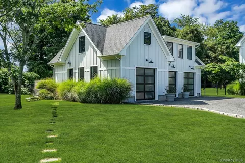 Exterior - 712 Hubbard Ave, Riverhead, NY 11901 photo 11 of 11