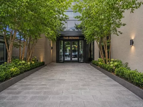 2121 31st St #2C, Astoria, NY 11105