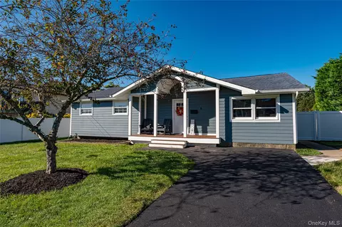 6 Evy Ct, Sayville, NY 11782