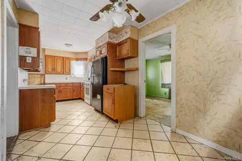 Entry Way - 102 Delafield St, Poughkeepsie, NY 12601 photo 3 of 4