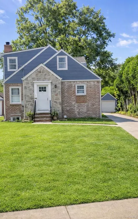 33 Carol St, West Hempstead, NY 11552