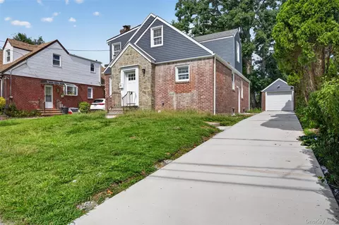 33 Carol St, West Hempstead, NY 11552