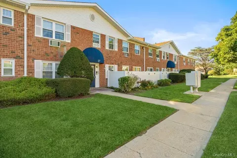 460 Old Town Rd #27L, Port Jefferson Station, NY 11776