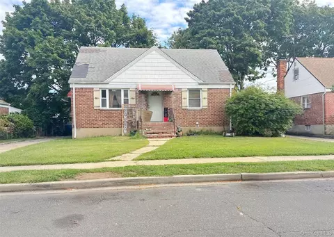 89 Chase St, Hempstead, NY 11550