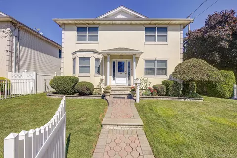 64 Cottage Pl, North Hempstead, NY 11501