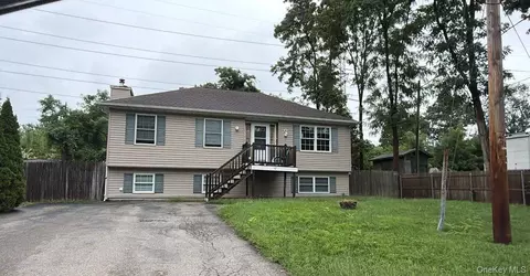 77 Prince Rd, Rocky Point, NY 11778