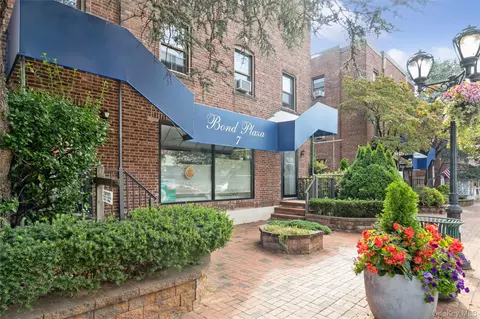 7 Bond St #3G, North Hempstead, NY 11021