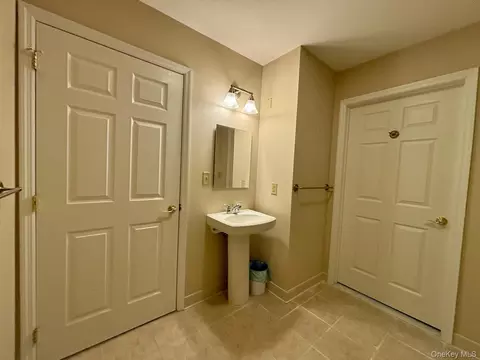 Bath - 311 Sutton Dr #311, Mount Kisco, NY 10549 photo 2 of 4