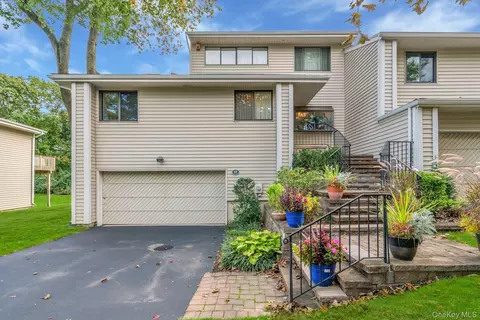 60 Chestnut Ln, Woodbury, NY 11797