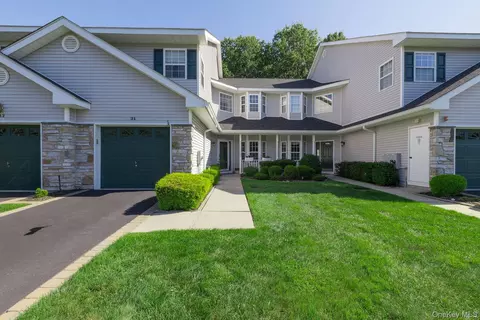 31 Willow Wood Dr, Setauket, NY 11733