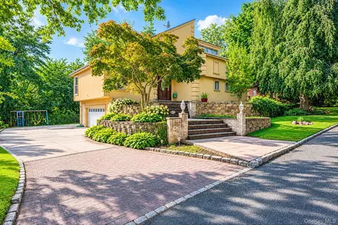 150 Mimosa Dr, North Hempstead, NY 11576