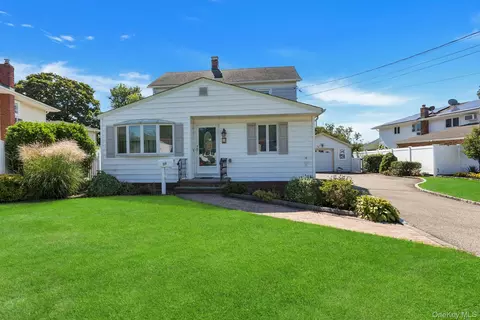 59 11th St, Hicksville, NY 11801