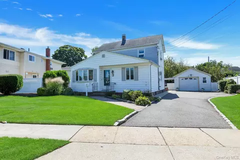 59 11th St, Hicksville, NY 11801