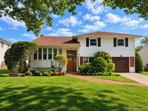 84 Robby Ln, North Hempstead, NY 11040