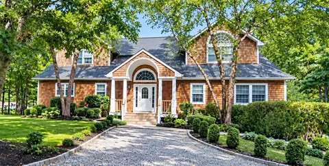 5 Emily Ct, Hampton Bays, NY 11946