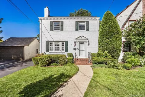 5 Ash St, Floral Park, NY 11001