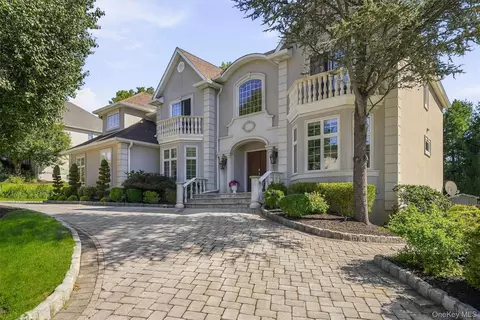 18 King Arthur Ct, Clarkstown, NY 10956