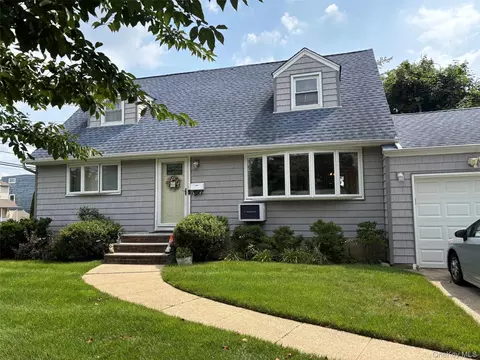 8 N Summit Dr, Massapequa, NY 11758