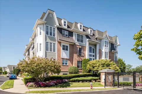 103 Roosevelt Way, Westbury, NY 11590