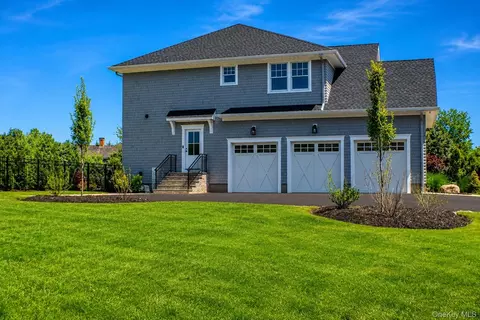 Exterior - 25 Jareds Path, Brookhaven, NY 11719 photo 2 of 7