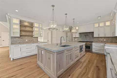 Kitchen - 25 Jareds Path, Brookhaven, NY 11719 photo 2 of 4